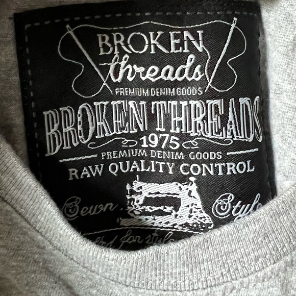 Broken Threads grey t-shirt with tropical print pocket and trim at the bottom - Picture 4 of 4
